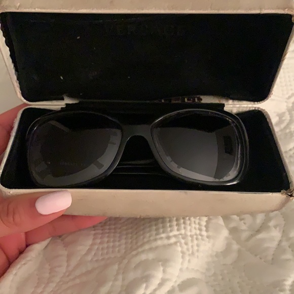 Versace sunglasses 😎 - Picture 8 of 9